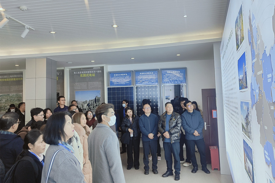 参观科普展厅1_副本.jpg